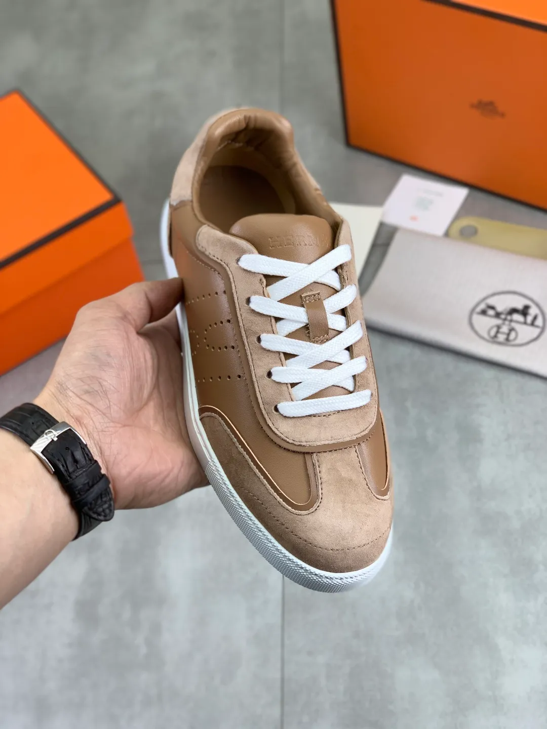 Men's Men's Shoes P600 New Top Version Original Order Hermes Men's Drift Sneaker Summer New Casual Sports Shoes Original Purchased, Developed and Made H Family Men's Classic Series Technological Breathable Fabrics and Cowhide Casual Sports Shoes Casual Sports Dad Shoes combine high-tech breathable materials and cowhide, with H Family exclusive button decoration on the side. The outsole is full of H italic design and bright colors to show vitality and continue the brand design inspiration. Stroll around the city lightly and feel free and comfortable. Delivered in exquisite packaging 🛍📦 ▪️Fabric: original customized breathable material + first-layer cowhide ▪️Inner: cowhide feet ▪️Outsole: molded and evacuated PU+TPU material ▪️Size: 35-45 Multiple colors available Premium packaging